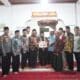 Tim Safari Ramadan I Pemkab Limapuluh Kota serahkan bantuan kepada Pengurus Masjid Agung Suayan Sabar, Nagari Suayan, Kecamatan Akabiluru