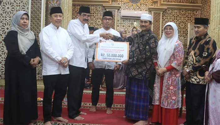 Tim Safari Ramadan Pemprov Sumbar serahkan bantuan kepada pengurus Masjid Al Furqon Muhammadiyah Sungai Rumbai, Kabupaten Dharmasraya