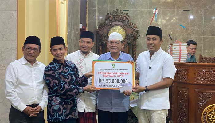 Wagub Sumbar, Vasko Ruseimy serahkan bantuan untuk renovasi Masjid Raya Gadur, Padang Pariaman