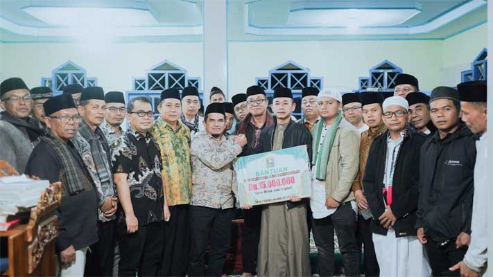 Wabup Solok, Candra serahkan bantuan kepada Pengurus Musala Raudhatul Adnan di Nagari Sungai Nanam Selatan