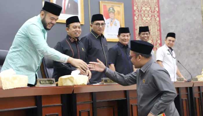 Ketua Fraksi Partai Gerindra DPRD Kota Padang, Wahyu Hidayat menyerahkan dokumen pandangan akhir kepada pimpinan DPRD Kota Padang dan menyalami Wako Fadly Amran