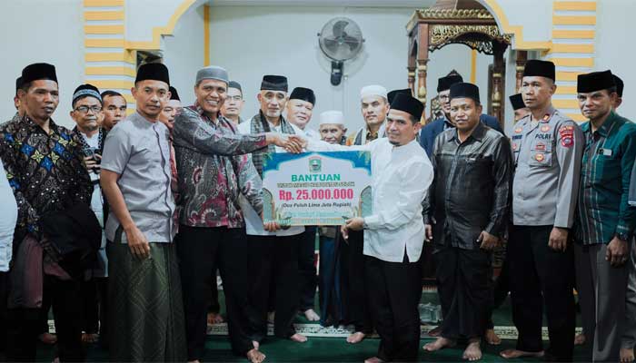 Wakil Bupati Solok Pimpin Tim Safari Ramadan ke Masjid Baiturrahman Koto Baru Tabek Paninggahan 1 Wakil Bupati Solok, Candra serahkan bantuan kepada pengurus Masjid Baiturrahman Koto Baru Tabek, Nagari Paninggahan