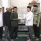 Wako Payakumbuh Serahkan Bantuan di Masjid Al-Falah Padang Tangah Payobadar