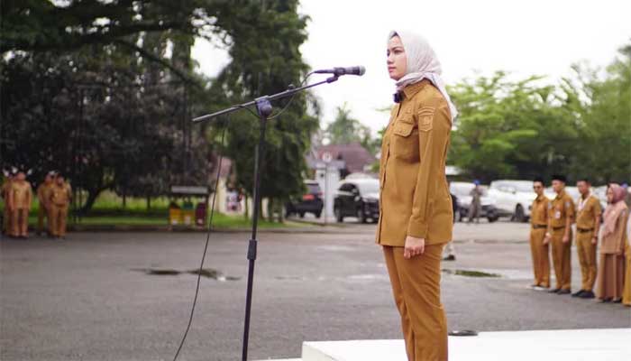 Bupati Dharmasraya, Annisa Suci Ramadhani, pimpin apel gabungan ASN