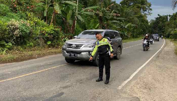 Tiga Kendaraan Alami Kecelakaan Beruntun di Ranah Pinago Sijunjung, Seorang Meninggal Dunia 1 Lokasi kecelakaan beruntun di Jalan Lintas Sumatra KM 155 Jorong Ranah Pinago, Nagari Siaur, Kecamatan Kamang Baru, Kabupaten Sijunjung
