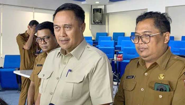 Pj. Wali Kota Malang, Iwan Kurniawan diwawancarai awak media usai memimpin rapat