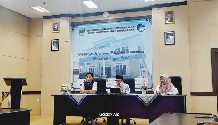 Konferensi pers Bazaar Produk UMKM Sumbar dan Informasi Ketersediaan Bahan Pangan di Aula Diskominfotik Sumbar