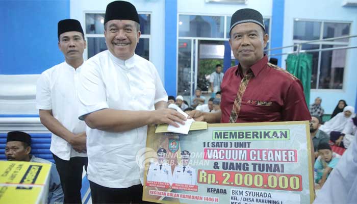 Bupati Asahan serahkan bantuan kepada pengurus Masjid Syuhada Desa Rahuning I Kecamatan Rahuning