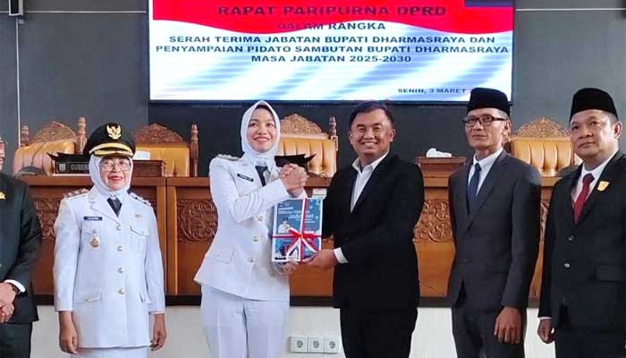 Bupati Dharmasraya, Annisa Suci Ramadhani serah terima jabatan dari Sutan Riska Tuanku Kerajaan