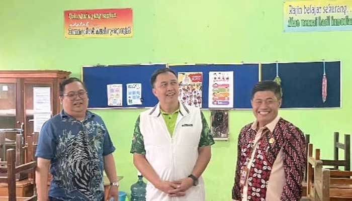 Pj Wali Kota Malang, Iwan Kurniawan saat meninjau Ruang Kelas SDN Ketawanggede