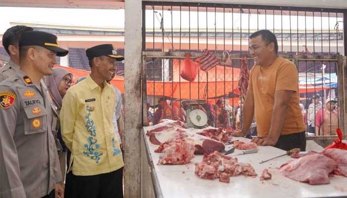 Wakil Bupati Solok Selatan, H. Yulian Efi saat Sidak di Pasar Muara Labuh