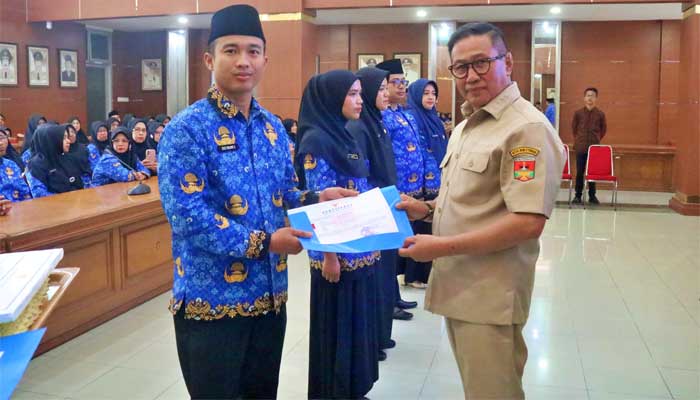 Wali Kota Bukittinggi, Ramlan Nurmatias, secara simbolis serahkan sertifikat orientasi klasikal kepada 50 PPPK serta bantuan pendidikan kepada 46 ASN