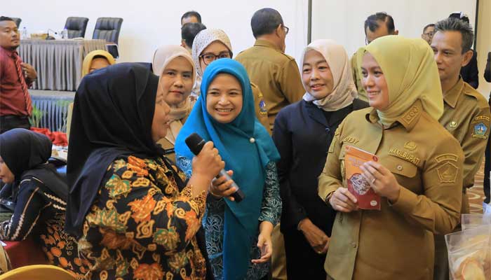Wabup Deby Maryanti saat Pelatihan Kewirausahaan bagi 90 pelaku usaha mikro Kabupaten Bintan