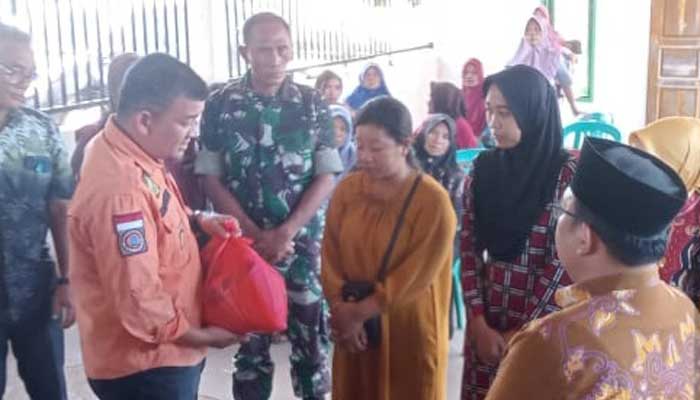 Kepala BPBD Way Kanan, Sufrianto serahkan santunan kepada korban sambaran petir