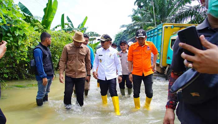 Wabup Muba, Rohman Tinjau dan Temui Korban Banjir di Tungkal Jaya