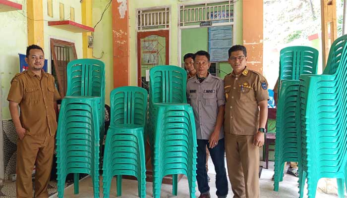 Pemdes Silungkang Oso serahkan bantuan kursi untuk kegiatan warga desa