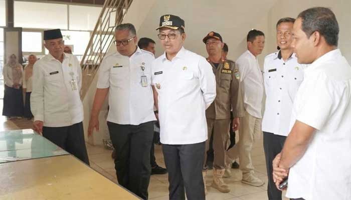 Bupati Solok Selatan, H. Khairunas melaksanakan Sidak ke Kantor Bappeda dan Dinas Pekerjaan Umum, Tata Ruang dan Pertanahan (PUTRP)