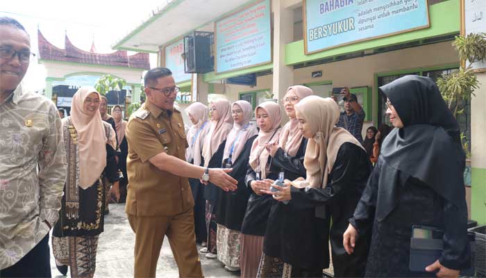 Wako Ramlan Nurmatias berkunjung ke SMPN 1 Bukittinggi
