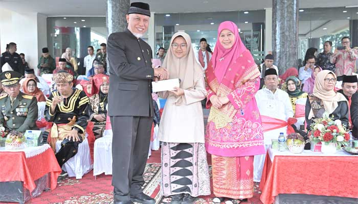 Siswi SMA 10 Padang, Atila Rahadatul Ilmi terima hadiah khusus dari Gubernur Sumbar, Mahyeldi