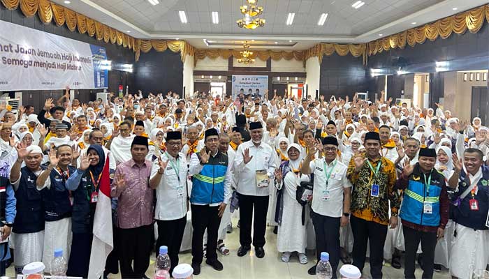 Gubernur Sumbar Lepas Jemaah Calon Haji Kloter 14 Embarkasi Padang 1 Gubernur Sumbar Lepas Jemaah Calon Haji Kloter 14 Embarkasi Padang