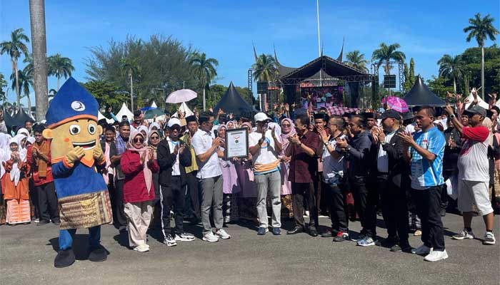 Gubernur Sumbar Raih Penghargaan MURI di Festival Sumbar Tageh