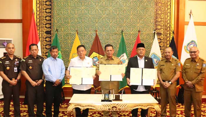 Kajati Kepri, Gubernur dan Ketua DPRD Teken MoU terkait Restorative Justice 1 Kajati Kepri, Gubernur dan Ketua DPRD Teken MoU terkait Penanganan Terhadap Pelaku Tindak Pidana Yang Perkaranya Diselesaikan Berdasarkan Restorative Justice