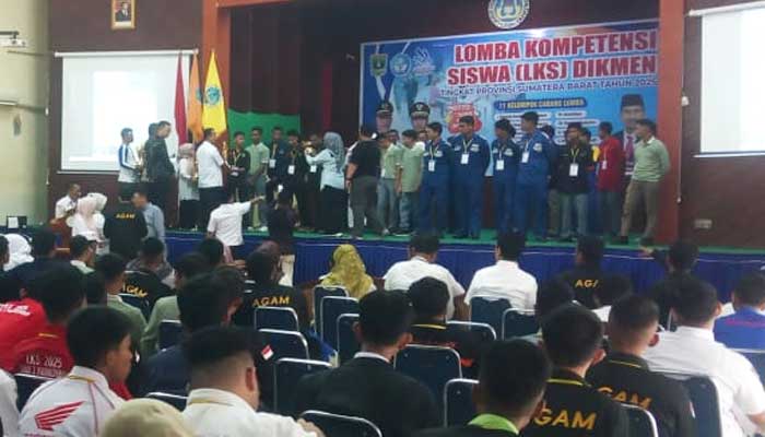 Tutup LKS SMK di UNP, Ariswan: Peta Pemberi Kerja di Sumbar Zona Merah 1 Pemberian hadiah kepada para pemenang Lomba Kompetensi Siswa SMK di UNP