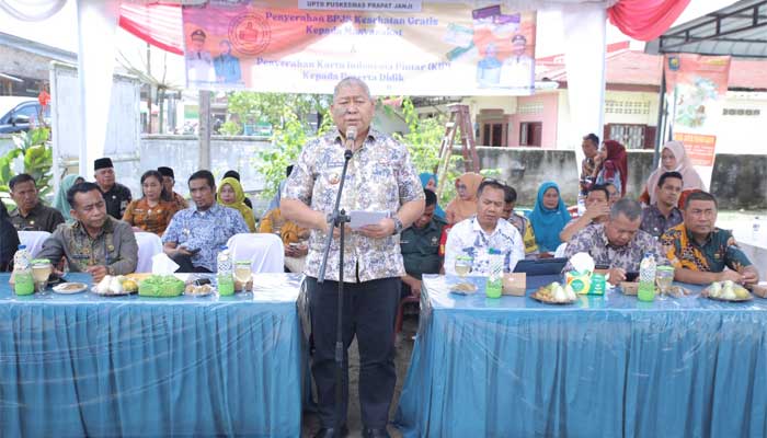 Sekda Kabupaten Asahan Serahkan BPJS Kesehatan Gratis dan KIP di 4 Kecamatan