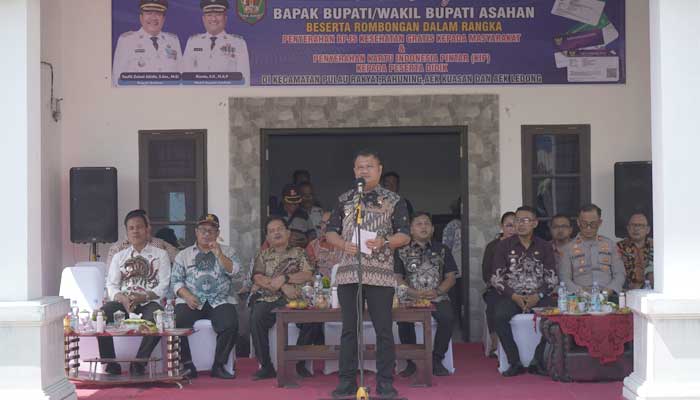 Wakil Bupati Asahan, Rianto saat penyerahan BPJS Kesehatan Gratis dan KIP di 8 Kecamatan