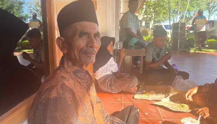 Zulzahman (64 th), ayah dari salah seorang penerima SK yang diangkat sebagai Guru PPPK di SMA 1 Kapur IX, Kecamatan Pangkalan, Kabupaten Limapuluh Kota