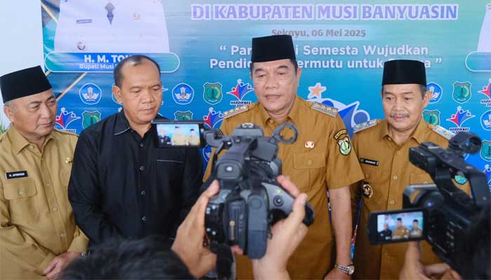 Bupati Muba, H.M. Toha berikan keterangan pers