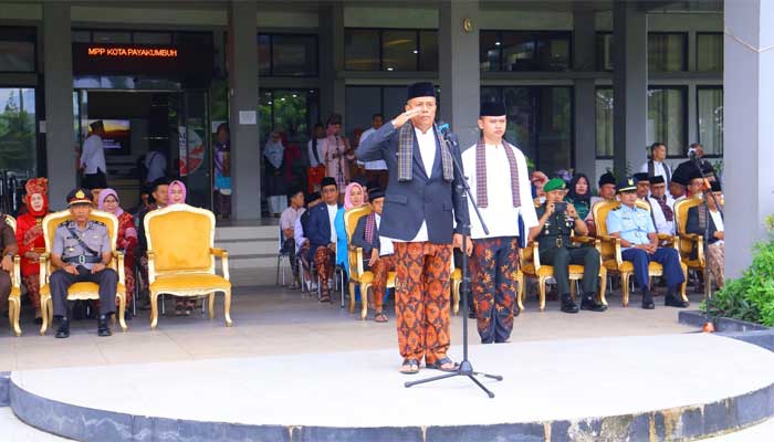Wakil Wali Kota Payakumbuh, Elzadaswarman menjadi pembina Upacara Peringatan Hari Pendidikan Nasional (Hardiknas)