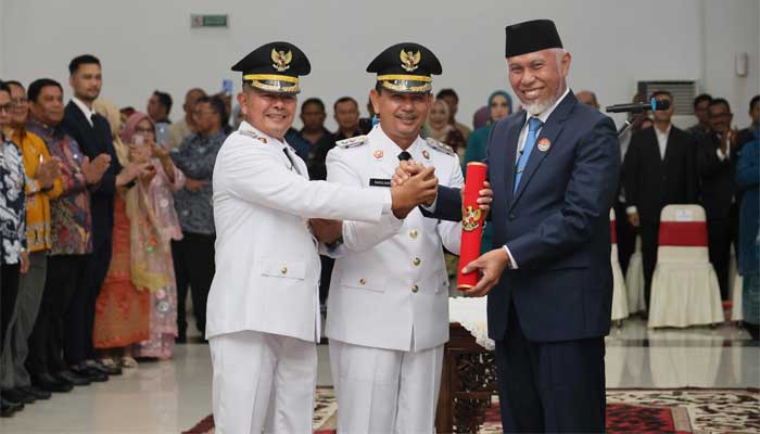 Lantik Bupati dan Wakil Bupati Pasaman, Gubernur Sumbar Tekankan Pentingnya Kepemimpinan Inovatif 1 Gubernur Sumbar, Mahyeldi melantik Bupati Pasaman, Welly Suheri dan Wakil Bupati Parulian Dalimunthe. (f/ist)