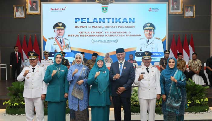 Lantik Bupati dan Wakil Bupati Pasaman, Gubernur Sumbar Tekankan Pentingnya Kepemimpinan Inovatif 2 Gubernur Sumbar, Mahyeldi foto bersama usai pelantikan Bupati dan Wakil Bupati Pasaman