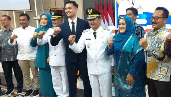 Lantik Bupati dan Wakil Bupati Pasaman, Gubernur Sumbar Tekankan Pentingnya Kepemimpinan Inovatif 3 Foto bersama usai pelantikan Bupati dan Wakil Bupati Pasaman