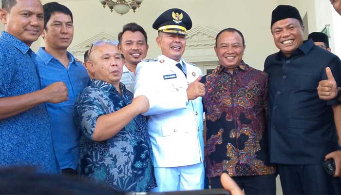 Lantik Bupati dan Wakil Bupati Pasaman, Gubernur Sumbar Tekankan Pentingnya Kepemimpinan Inovatif 4 Foto bersama Bupati Pasaman terpilih, Welly Suheri