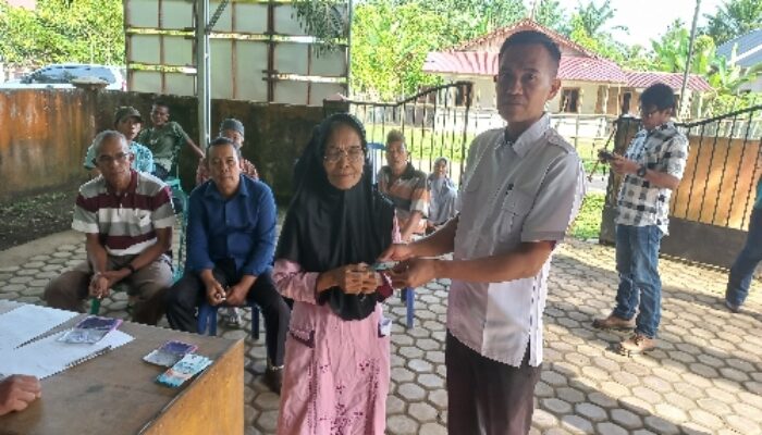 Pemdes Tungkal I Kembali Salurkan BLT-DD Tahap Kedua Langsung Tiga Bulan Kepada 8 KPM