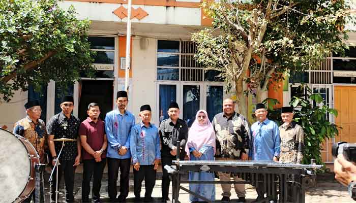 Wakil Ketua DPRD Kota Bukittinggi, Beny Yusrial Serahkan Bantuan Alat Marchingband untuk SD Excellent Plus