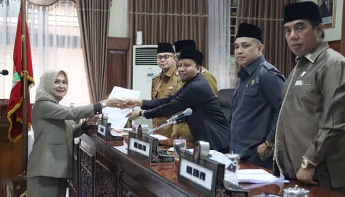 Juru Bicara DPRD Bukittinggi, Dewi Anggraini sampaikan hantaran dua Ranperda inisiasi, Selasa 10 Juni 2025.