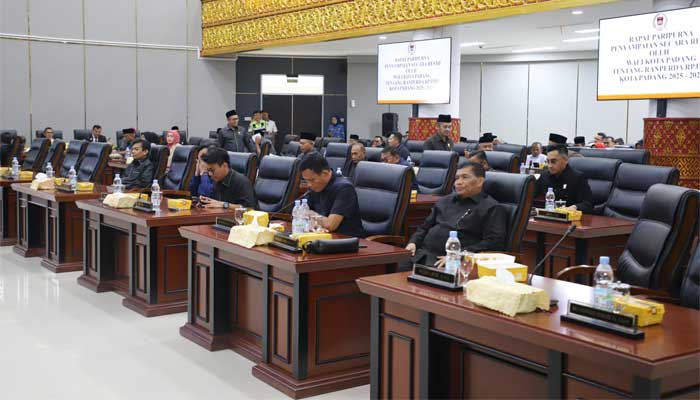 Wako Fadly Amran Sampaikan Ranperda RPJMD 2025-2029 ke DPRD Kota Padang 3 Anggota DPRD Kota Padang mengikuti rapat paripurna penyampaian Ranperda RPJMD 2025-2029 oleh Wali Kota