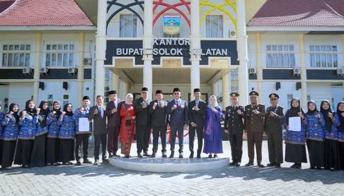 Pemkab Solok Selatan Serahkan SK untuk 31 CPNS Formasi 2024 1 Pemkab Solok Selatan Serahkan SK untuk 31 CPNS Formasi 2024