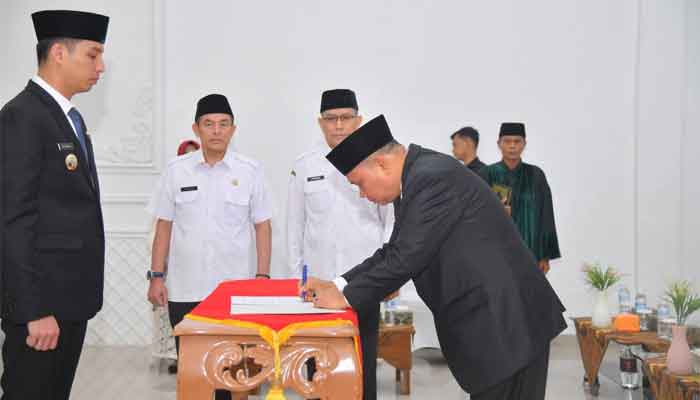 Wali Kota Riyanda Putra resmi melantik Drs. Rovandly Abdams, M.Si sebagai Sekretaris Daerah Kota Sawahlunto