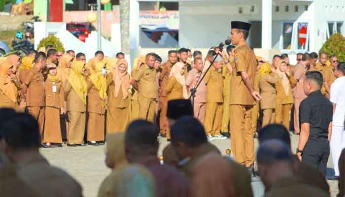 Wakil Bupati Solok Selatan, H. Yulian Efi menyambut kedatangan para ASN baru ini dalam Apel Gabungan ASN