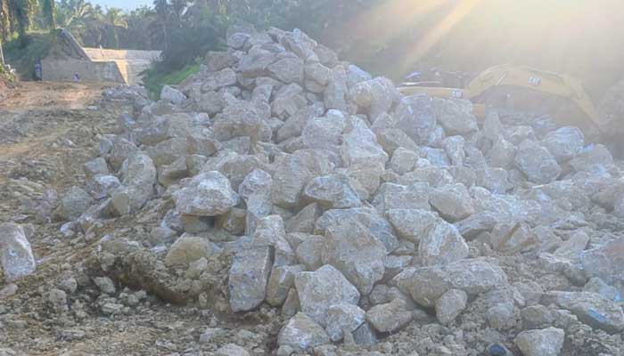 Proyek Pengendalian Banjir Batang Timpe Disorot, Material Bronjong Dinilai Kurang Layak 2 Material batu pecahan untuk bronjong proyek penanggulangan Banjir Sungai Batang Timpe Nagari Taratak Tinggi, kecamatan Timpe, Kabupaten Dharmasraya