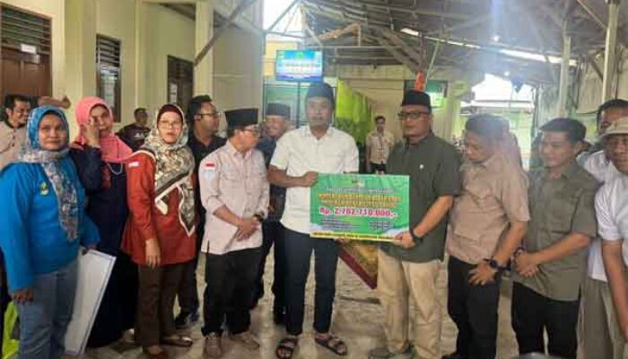 Wagub Sumbar Serahkan Hibah Rp2,7 Miliar untuk Anak-anak LKSA di Pasbar