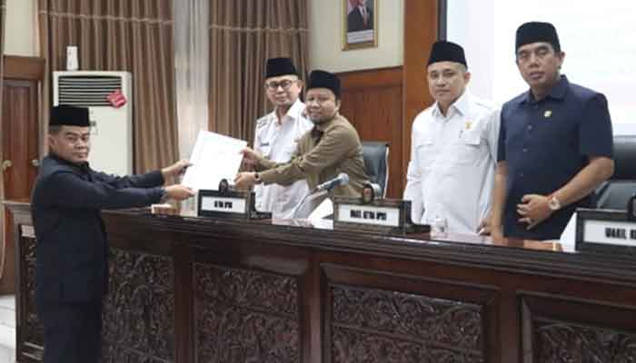 Juru bicara Fraksi Karya Kebangsaan, Amrizal serahkan pandangan umum terkait Pertanggungjawaban Pelaksanaan APBD TA 2024, Rabu 11 Juni 2025.