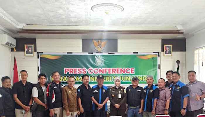 Kajari Sijunjung, Rina Idawani bersama awak media usai konferensi pers