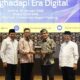 Menteri Ketenagakerjaan RI, Prof. Yassierli bertukar cinderamata di UNP