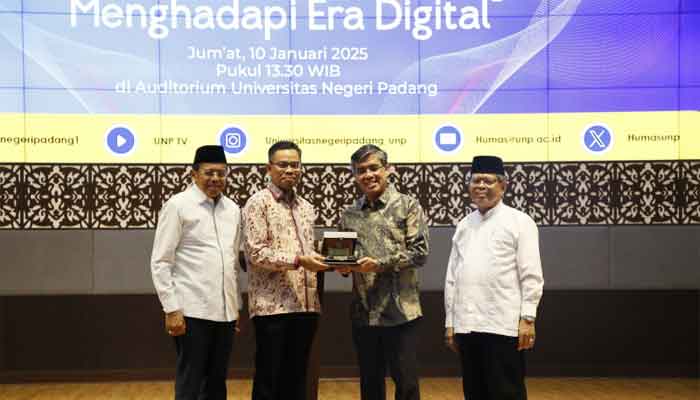 Menteri Ketenagakerjaan RI, Prof. Yassierli bertukar cinderamata di UNP