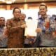 Mendagri Muhammad Tito Karnavian saat melantik Dewan Pengurus Nasional ADKASI Periode 2025-2030